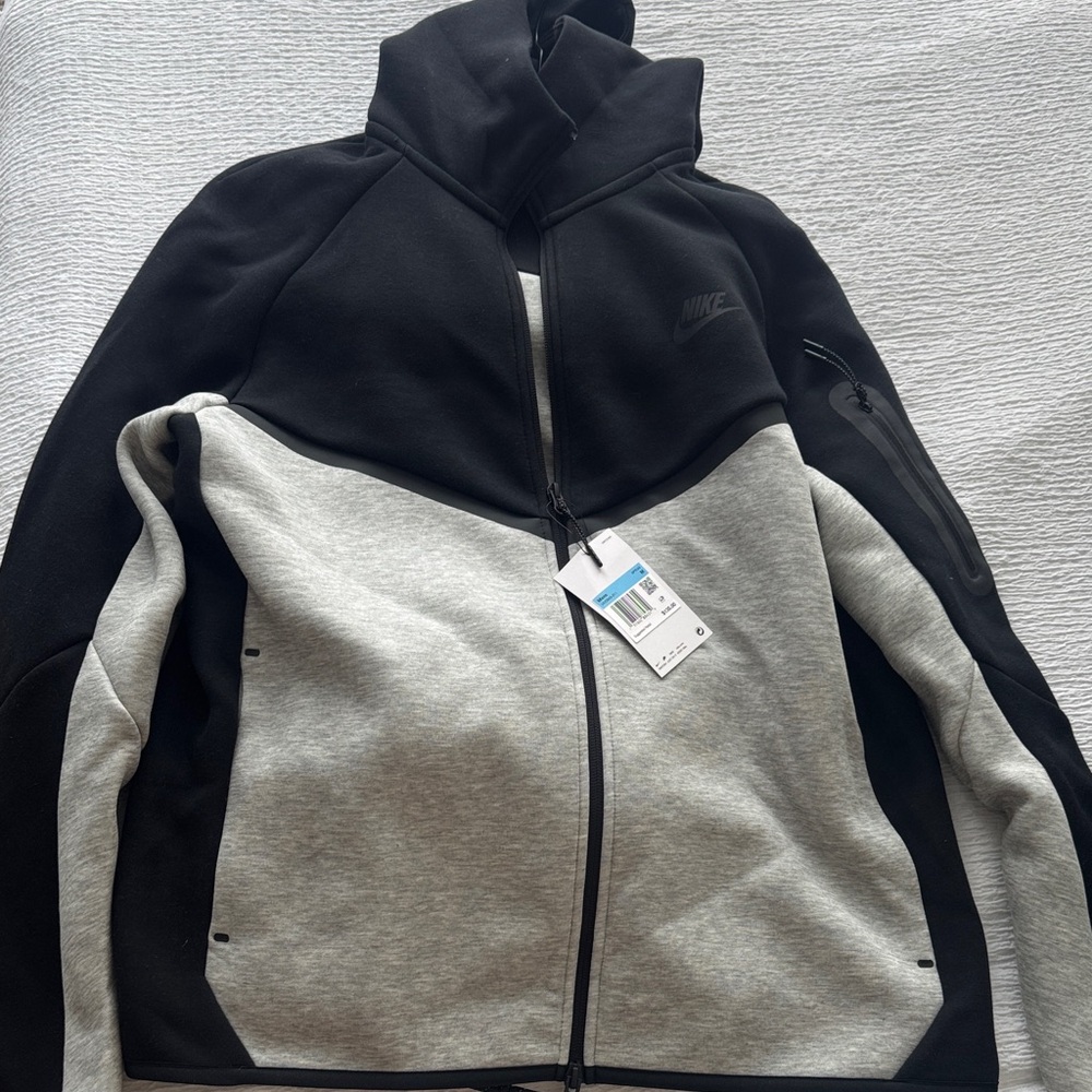 Nike Tech Set Men’s Black and Gray Brand New